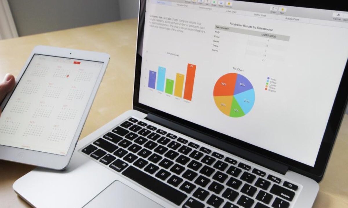 Entrepreneur travaillant avec un ordinateur et des notes