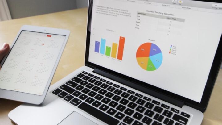 Entrepreneur travaillant avec un ordinateur et des notes