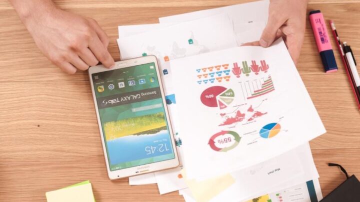 Smartphone utilisé pour revoir ses abonnements numériques