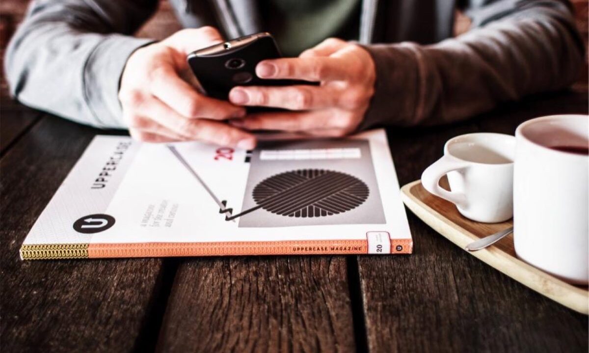 Professionnel utilisant un ordinateur portable au travail