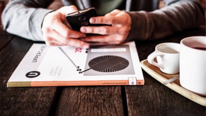 Professionnel utilisant un ordinateur portable au travail