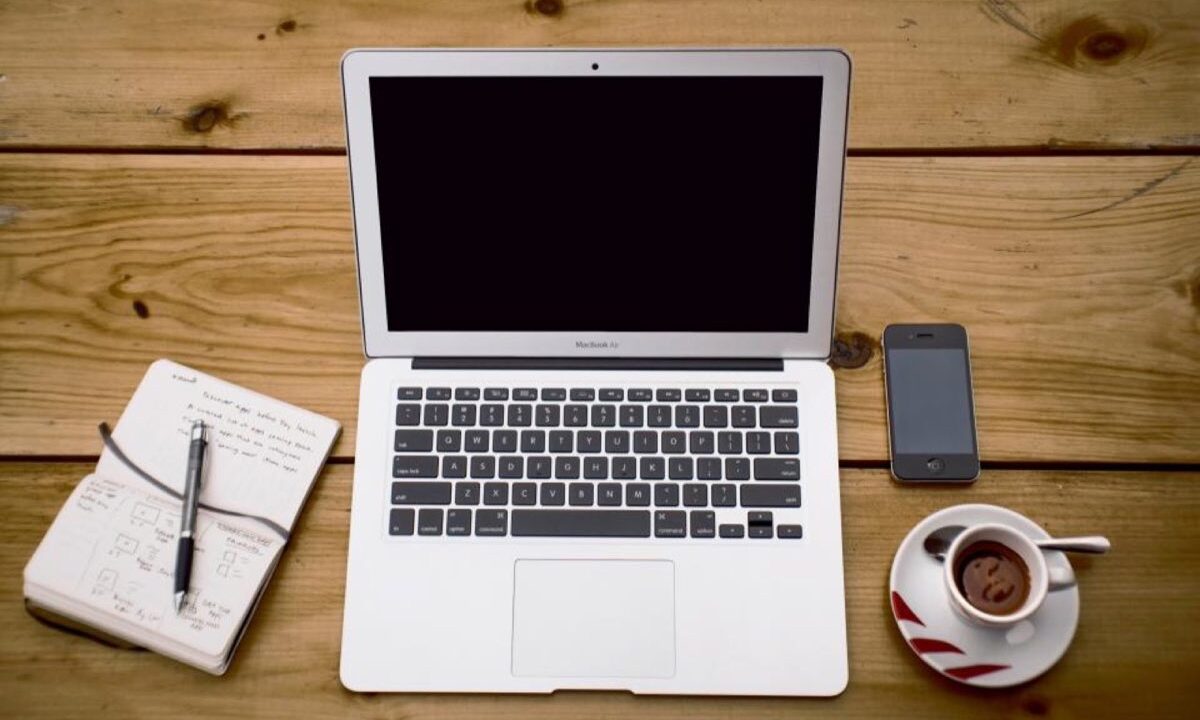 Ordinateur portable sur un bureau de travail