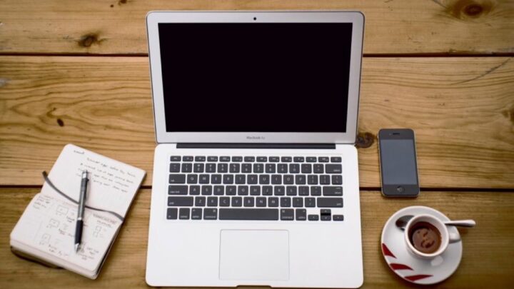 Ordinateur portable sur un bureau de travail