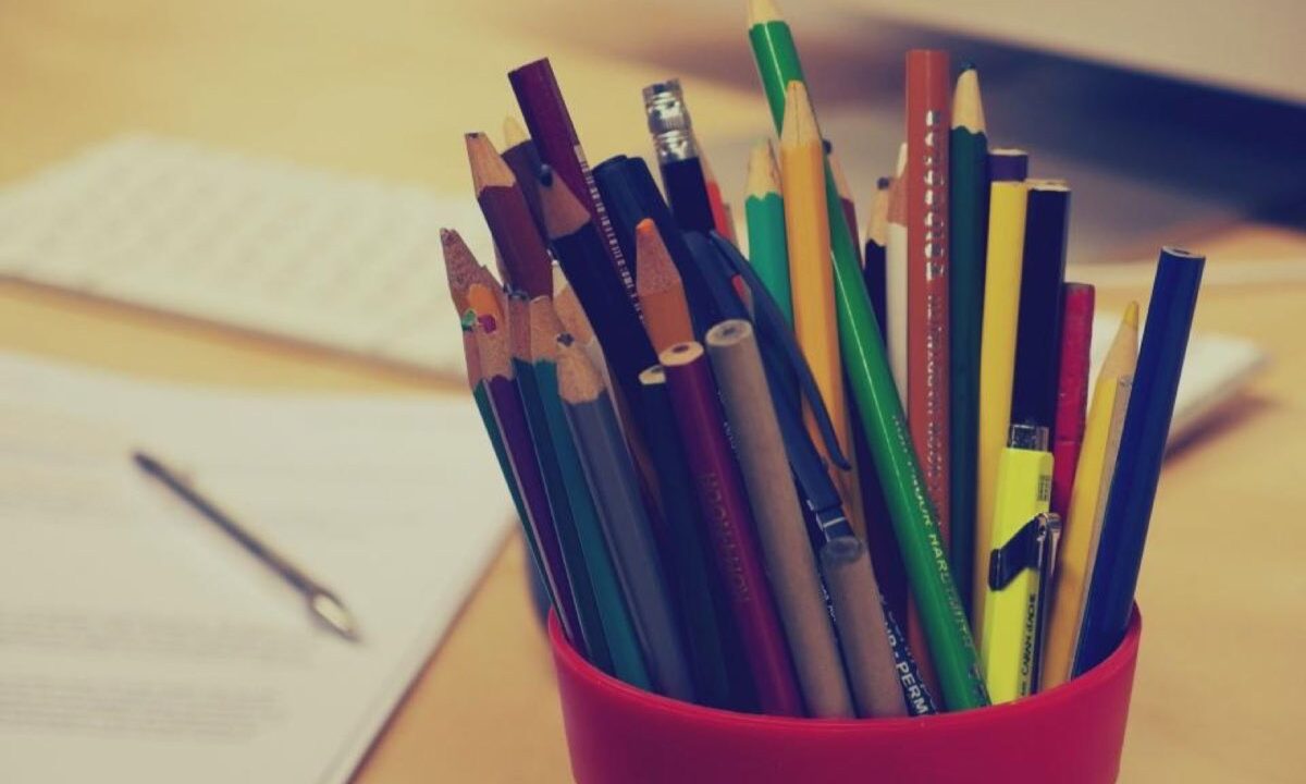 Crayons et stylos prêts pour compléter une checklist