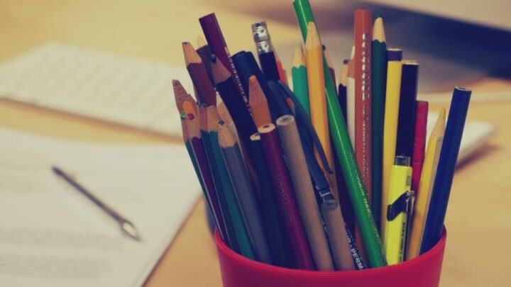 Crayons et stylos prêts pour compléter une checklist