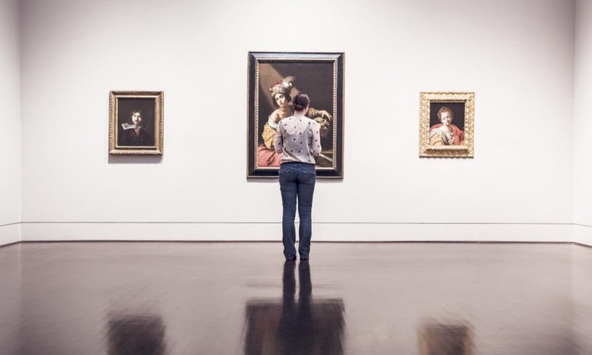 Visiteur découvrant des œuvres dans une galerie d'art