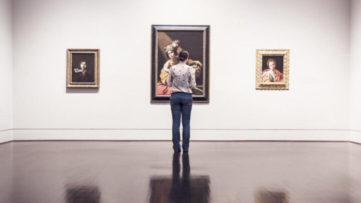 Visiteur découvrant des œuvres dans une galerie d'art