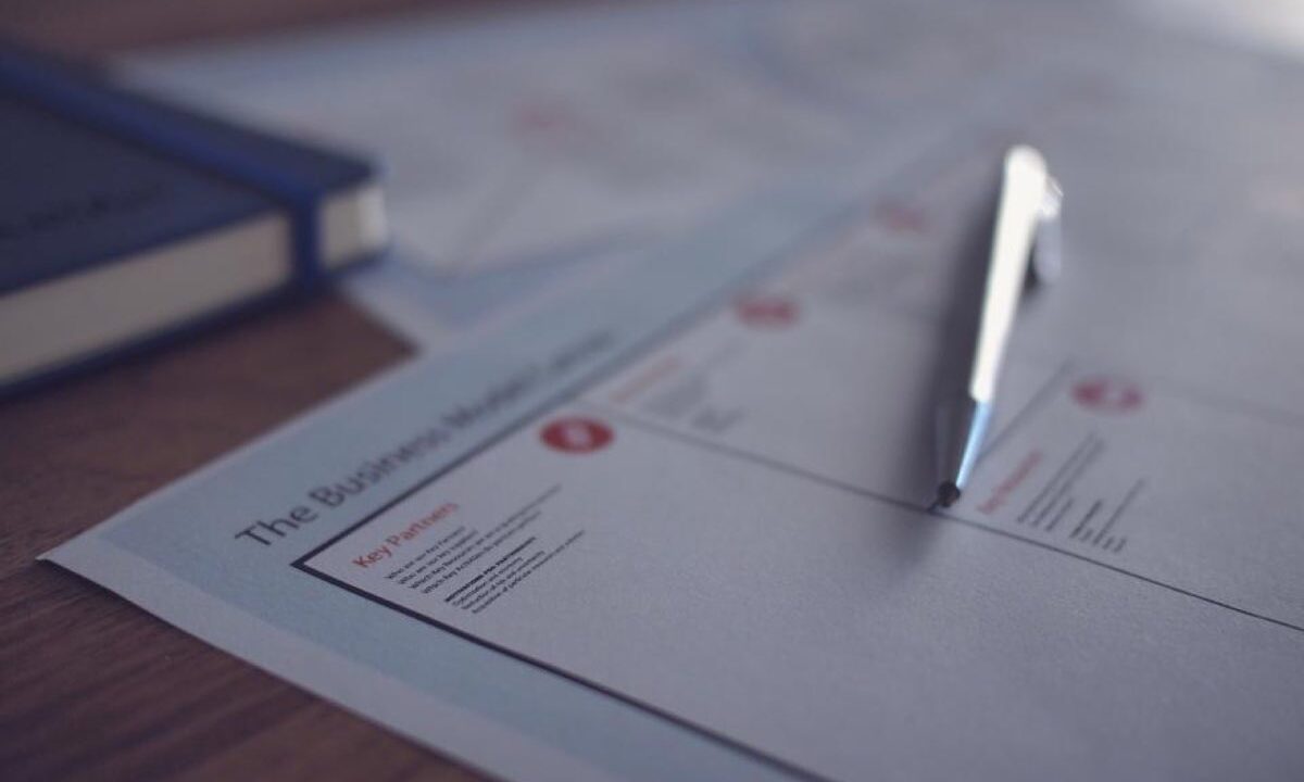 Personne préparant des documents administratifs