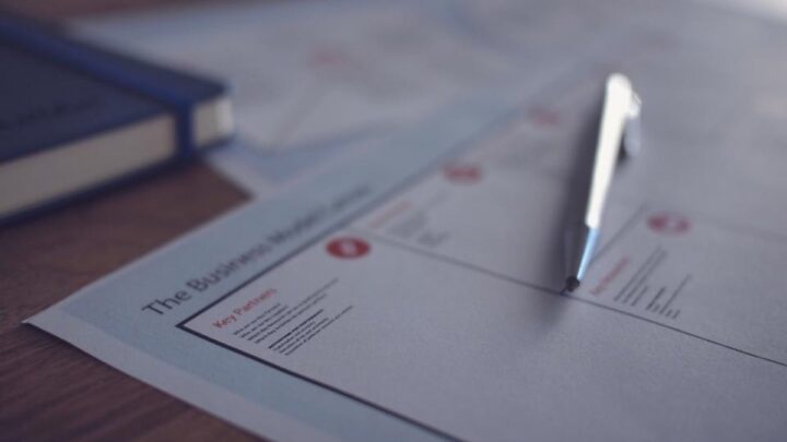 Personne préparant des documents administratifs