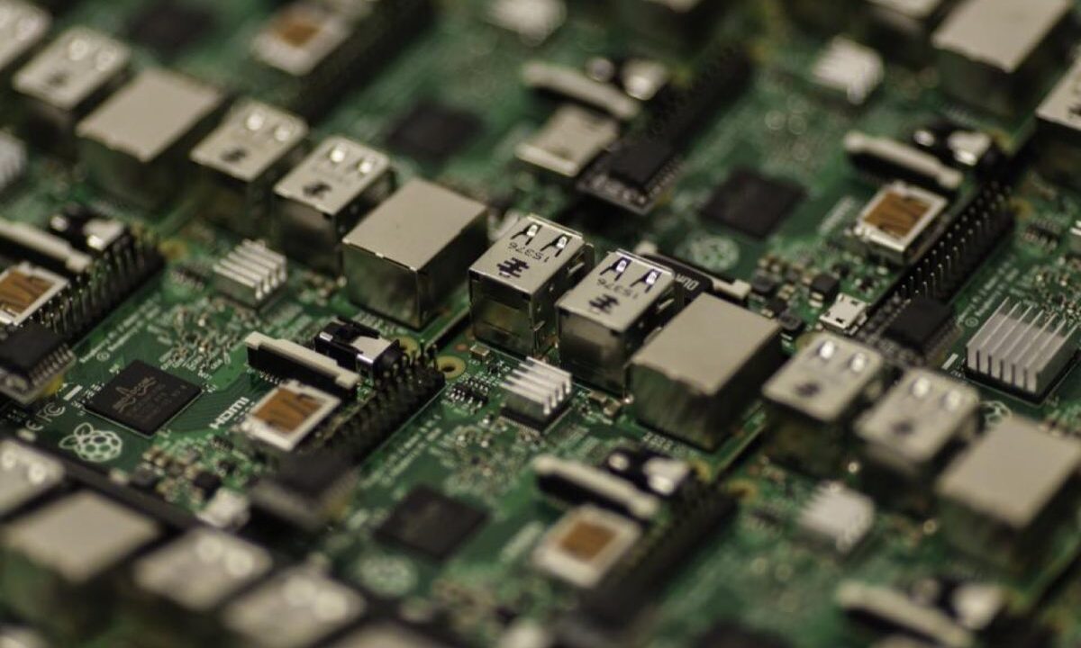 Composants électroniques sur une carte informatique