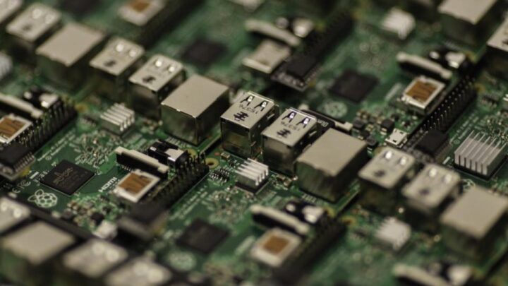 Composants électroniques sur une carte informatique