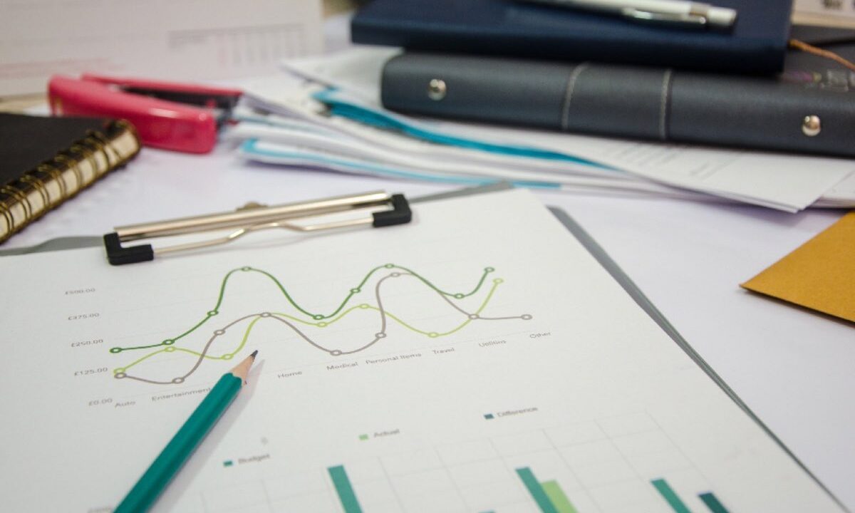 Graphiques de données analysés sur un écran