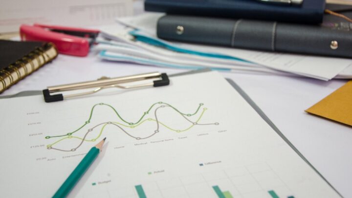 Graphiques de données analysés sur un écran