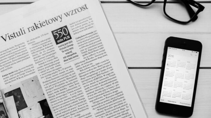 Journaux et magazines analysés sur une table