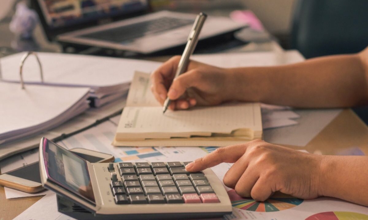 Calculatrice posée à côté d'un calendrier