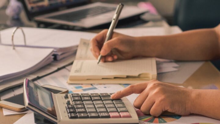 Calculatrice posée à côté d'un calendrier