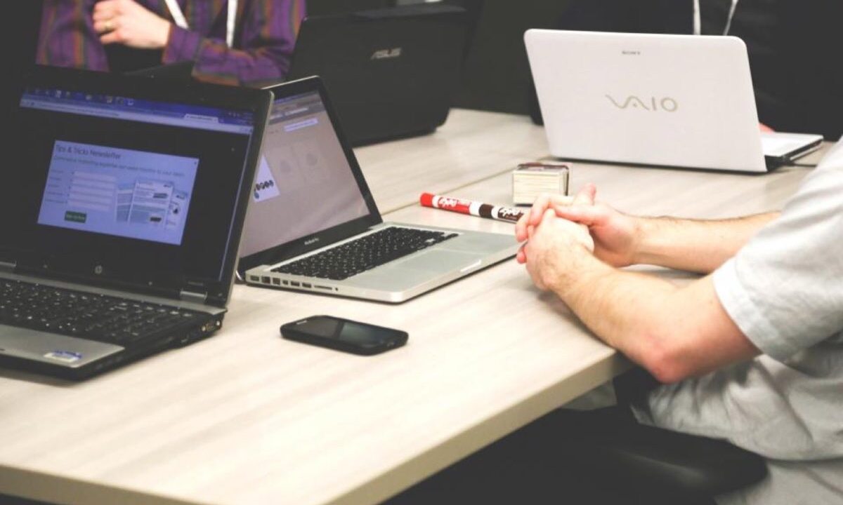 Équipe réunie autour d'une table de travail