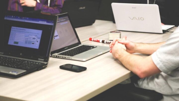 Équipe réunie autour d'une table de travail