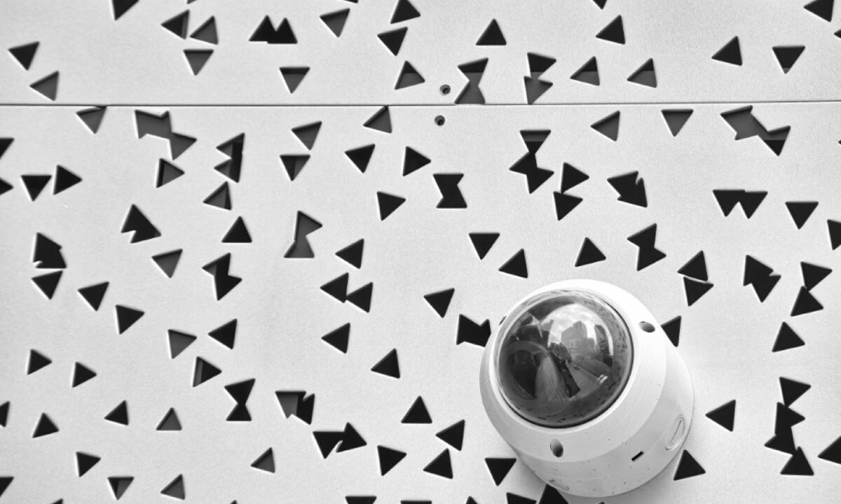 Caméra de surveillance symbolisant la protection de l'identité