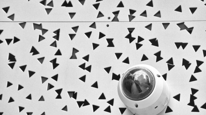 Caméra de surveillance symbolisant la protection de l'identité