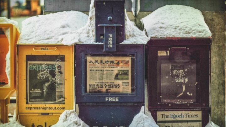 Plusieurs journaux étalés pour reconstruire une actualité