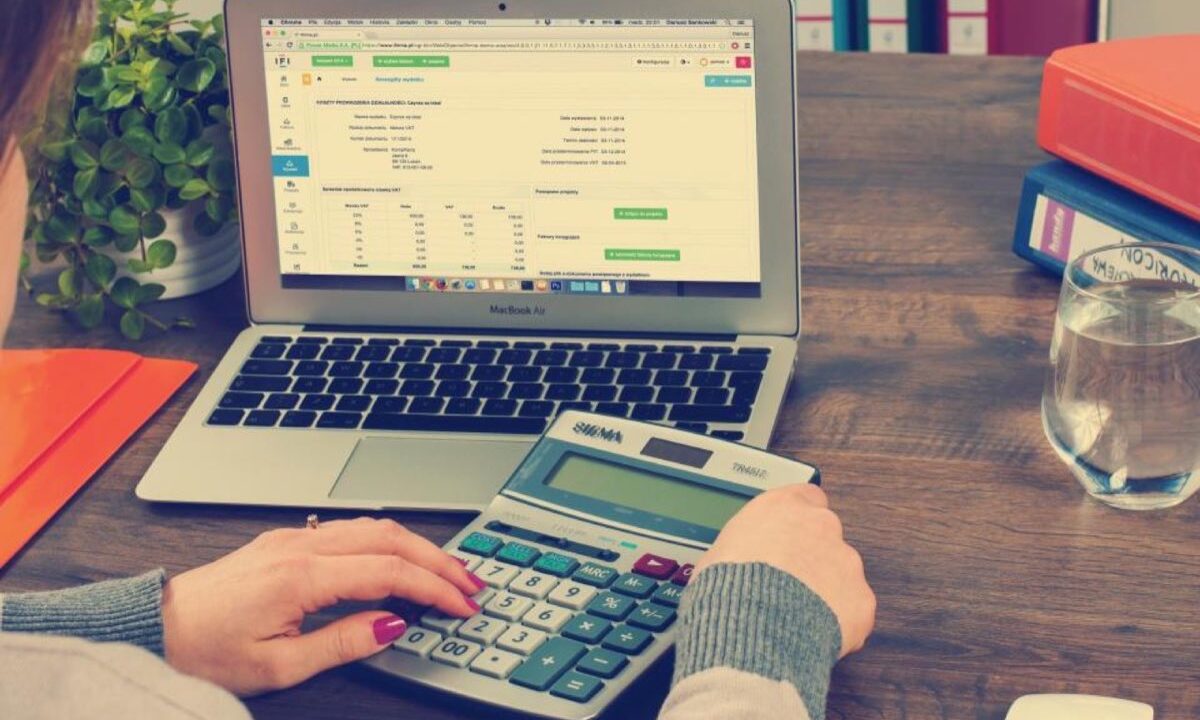 Documents comptables, calculatrice et ordinateur portable