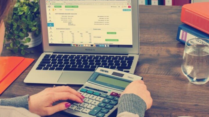 Documents comptables, calculatrice et ordinateur portable