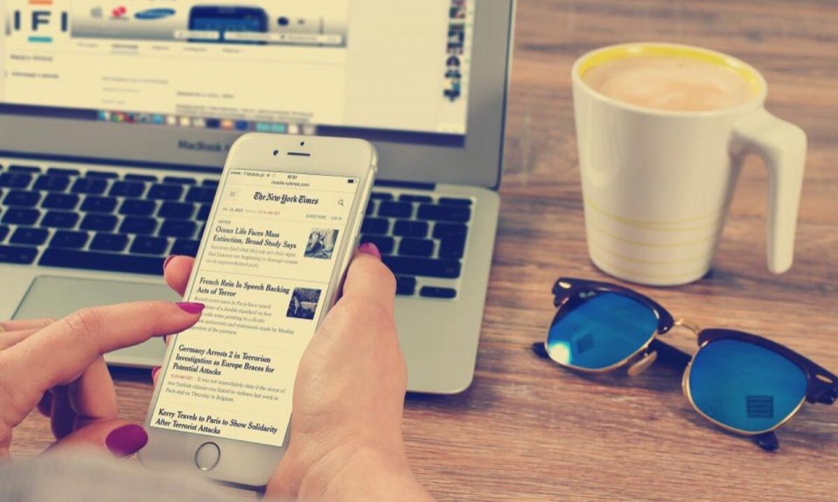 Journal imprimé consulté pour vérifier une information