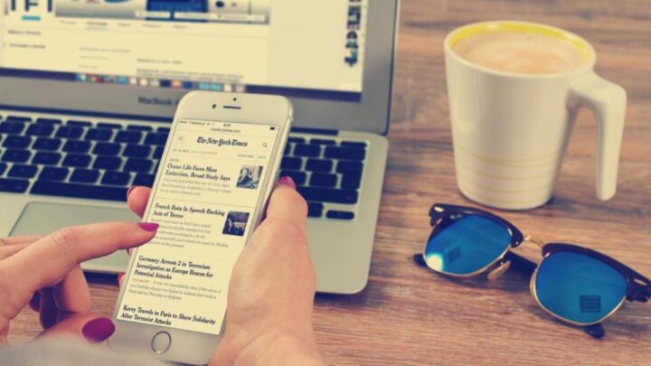Journal imprimé consulté pour vérifier une information
