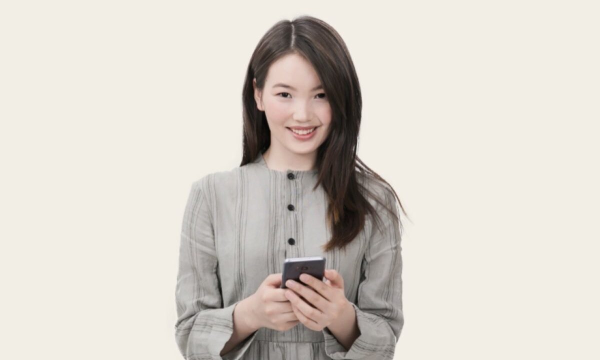 Personne consultant les notifications de son smartphone