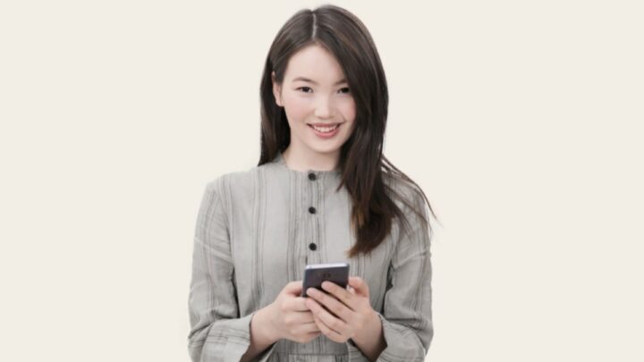 Personne consultant les notifications de son smartphone