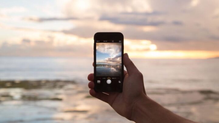 Personne cadrant une photographie avec un smartphone