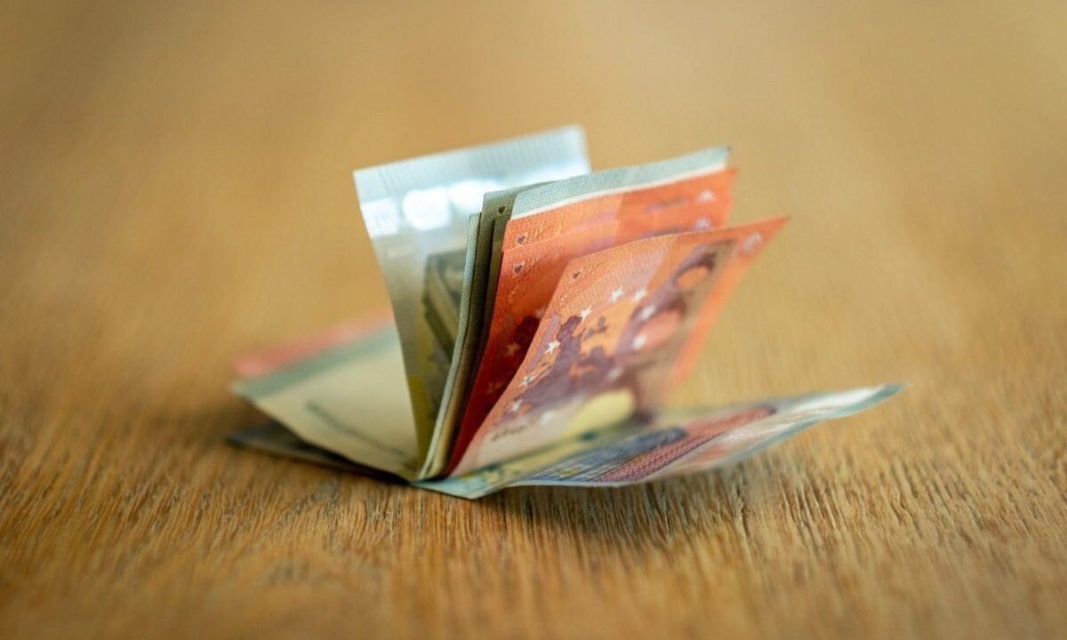 Billets en euros disposés sur une table