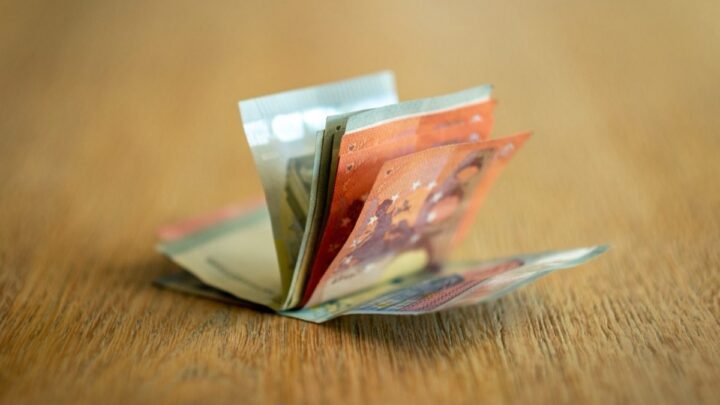 Billets en euros disposés sur une table