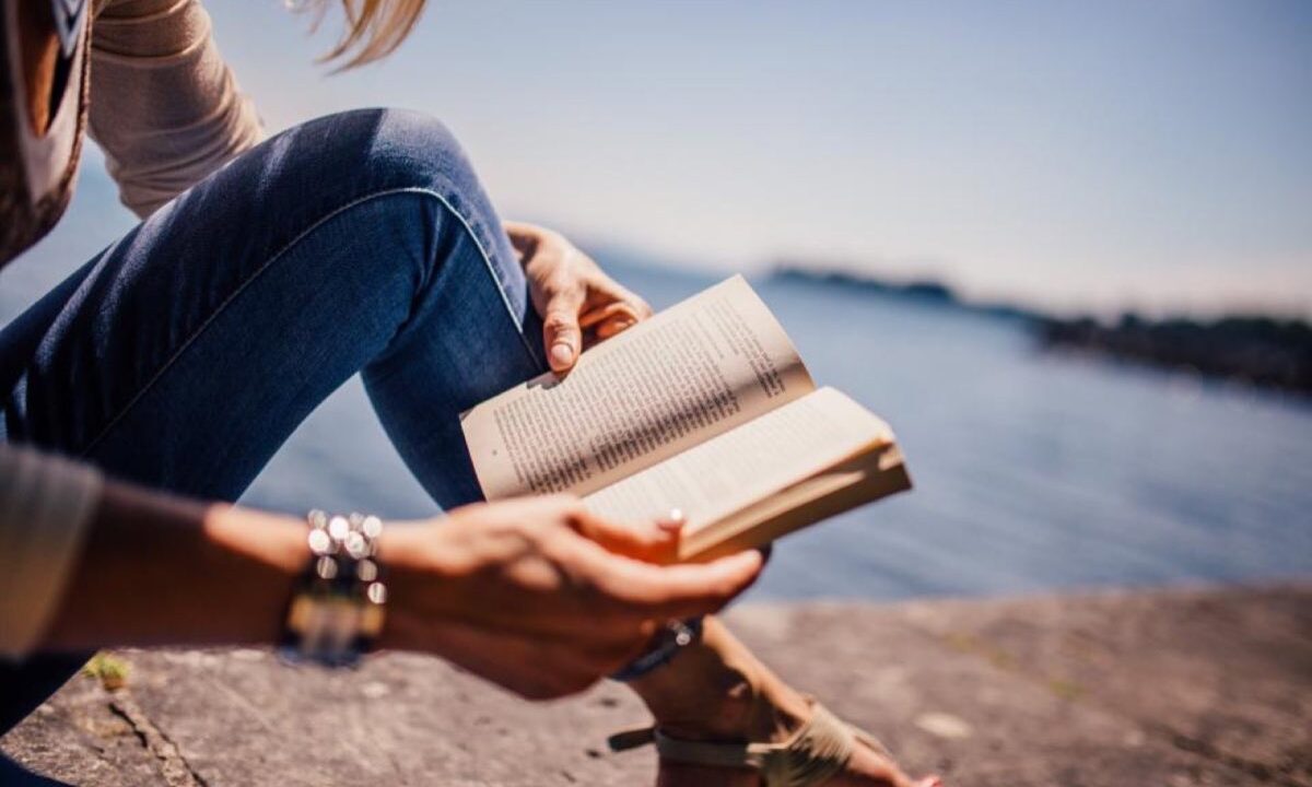 Personne lisant un livre dans un moment calme