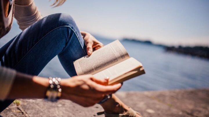 Personne lisant un livre dans un moment calme