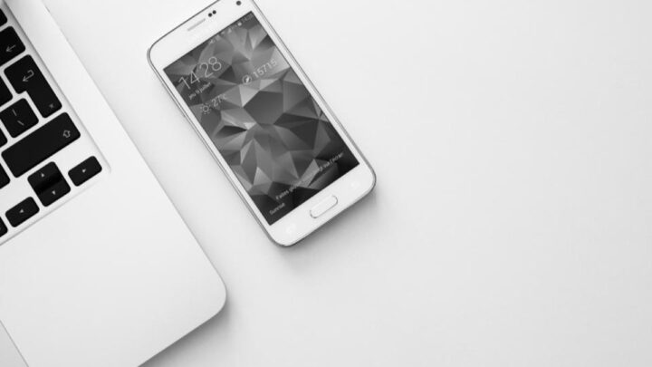 Smartphone posé face cachée pour réduire les sollicitations