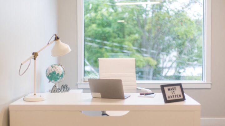 Espace de télétravail aménagé à domicile