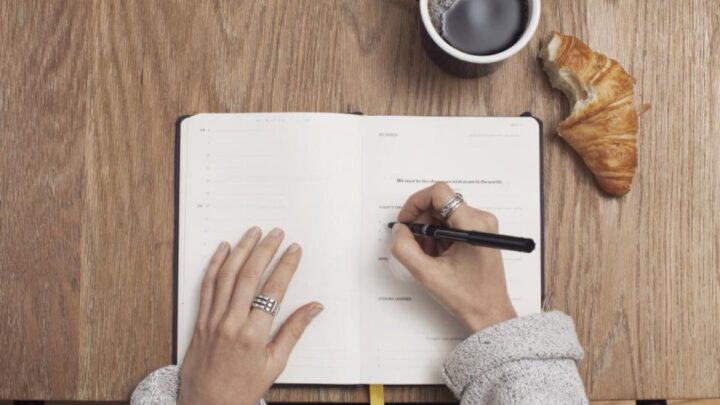Carnet ouvert avec un stylo pour prendre des notes