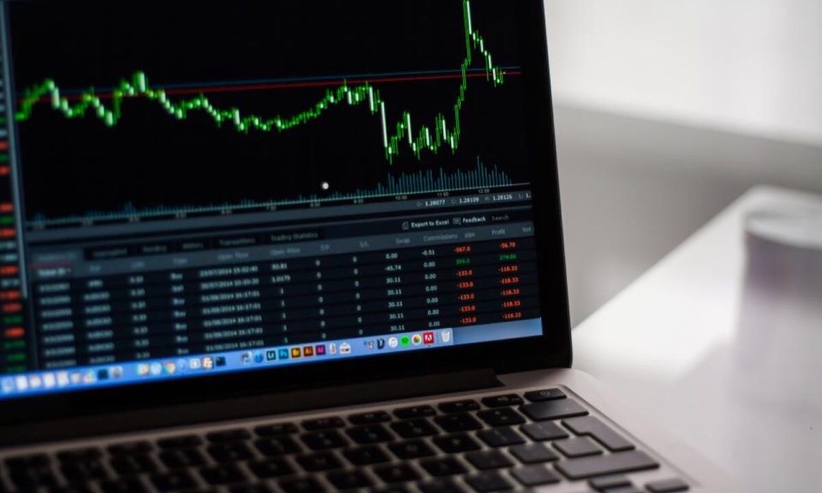 Chiffres et graphiques financiers sur un écran