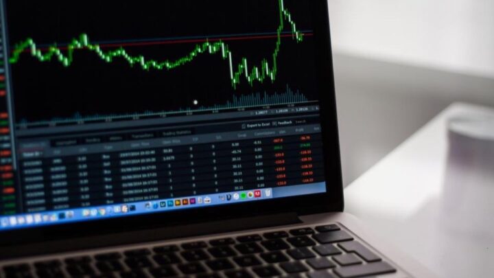 Chiffres et graphiques financiers sur un écran