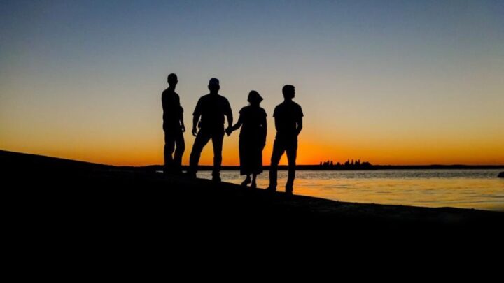 Silhouettes d'une famille réunie